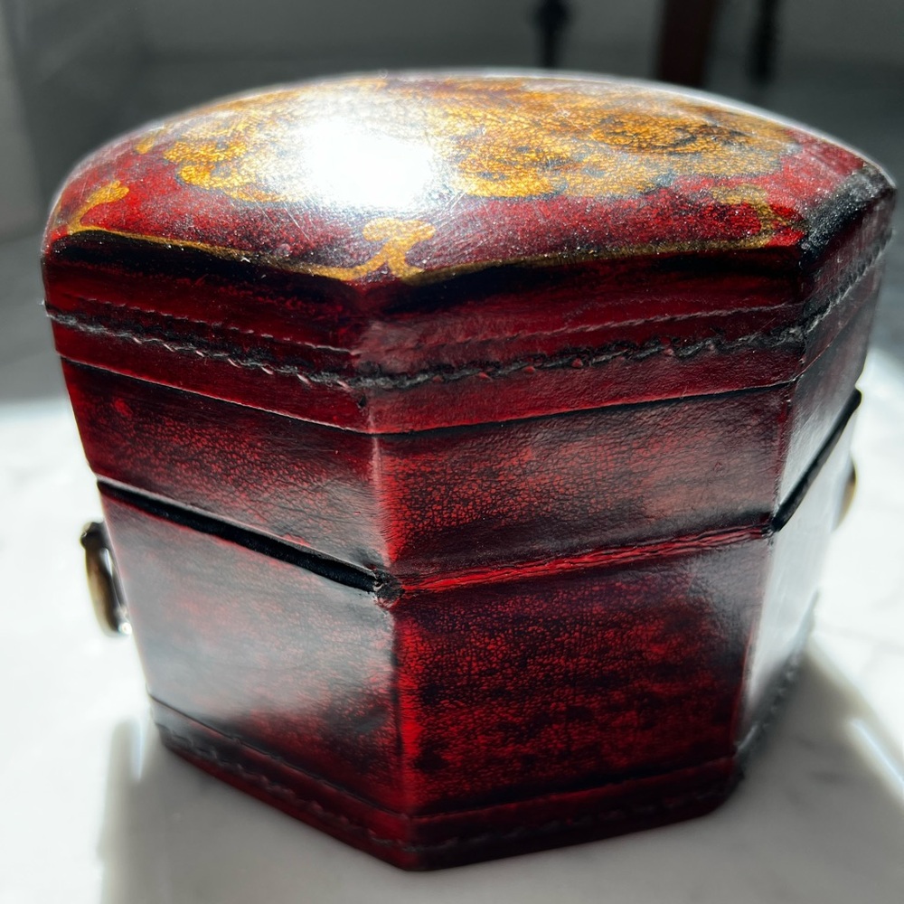 Vintage Chinese Octagonal Red Box with Peacock Depicted on Top - Picture 5 of 16